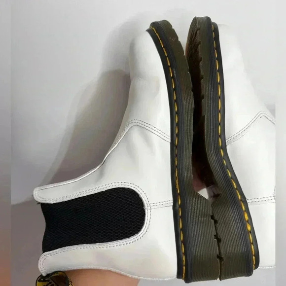 DR. MARTENS SMOOTH LEATHER PLATFORM
CHELSEA BOOTS WHITE SIZE 9 - Picture 9 of 10